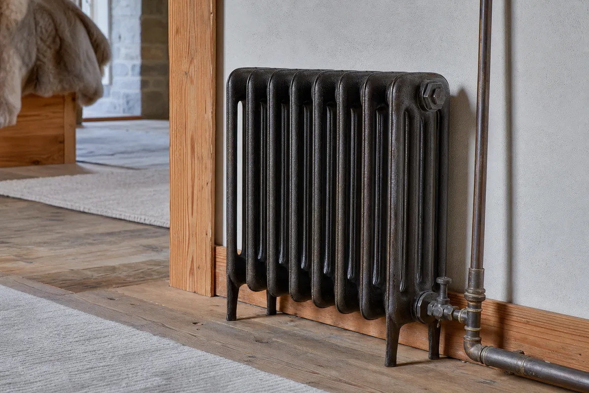 Radiateur et tuyauterie de chauffage vérifiés dans une maison de la Combe de Savoie